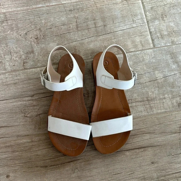 Cat & Jack white leather sandals with straps. 🔴 - Picture 2 of 4